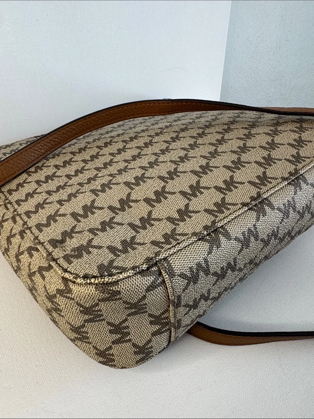 Michael Kors Jet Set Travel Messenger Bag